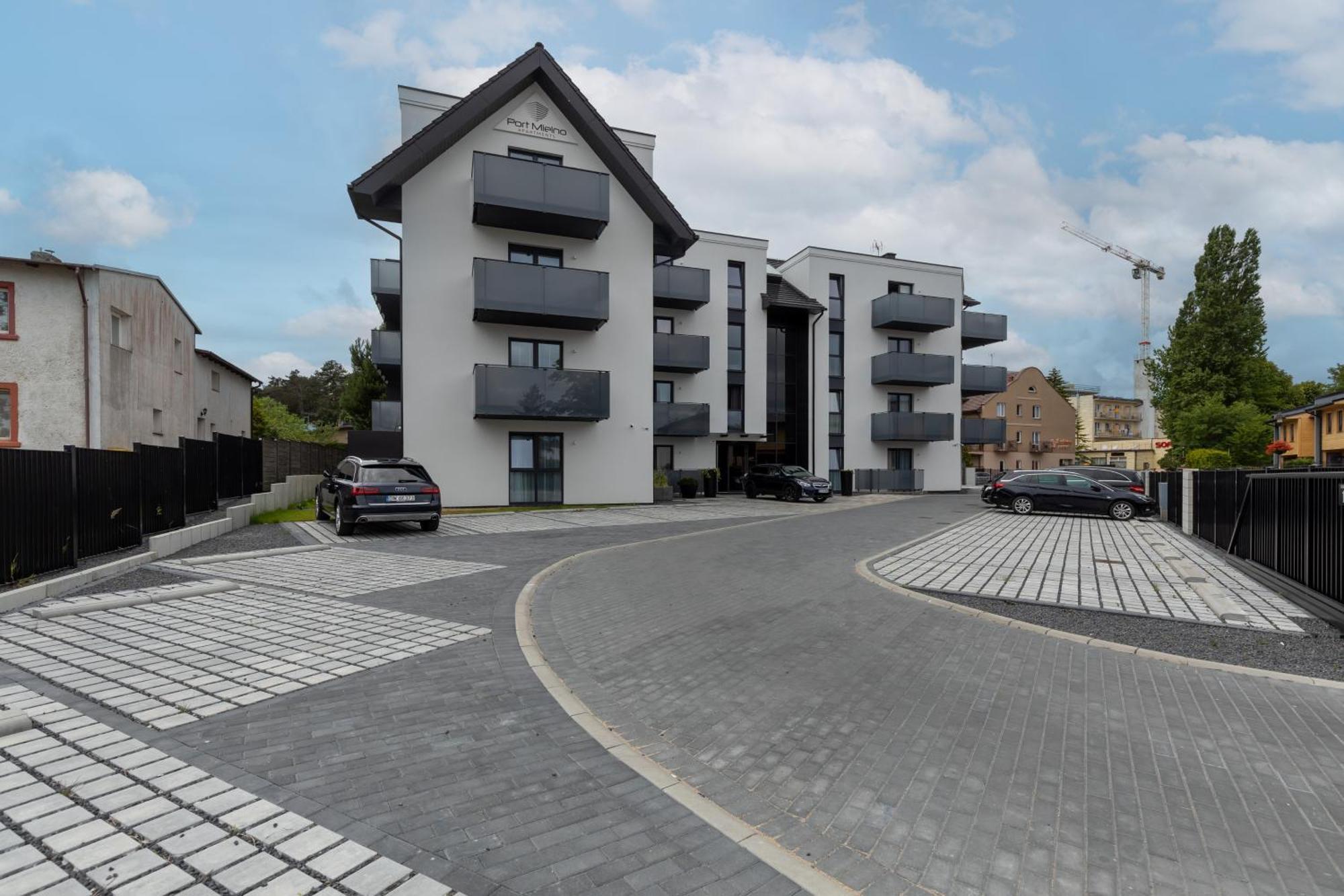 Modern With Balcony And Parking By Renters *