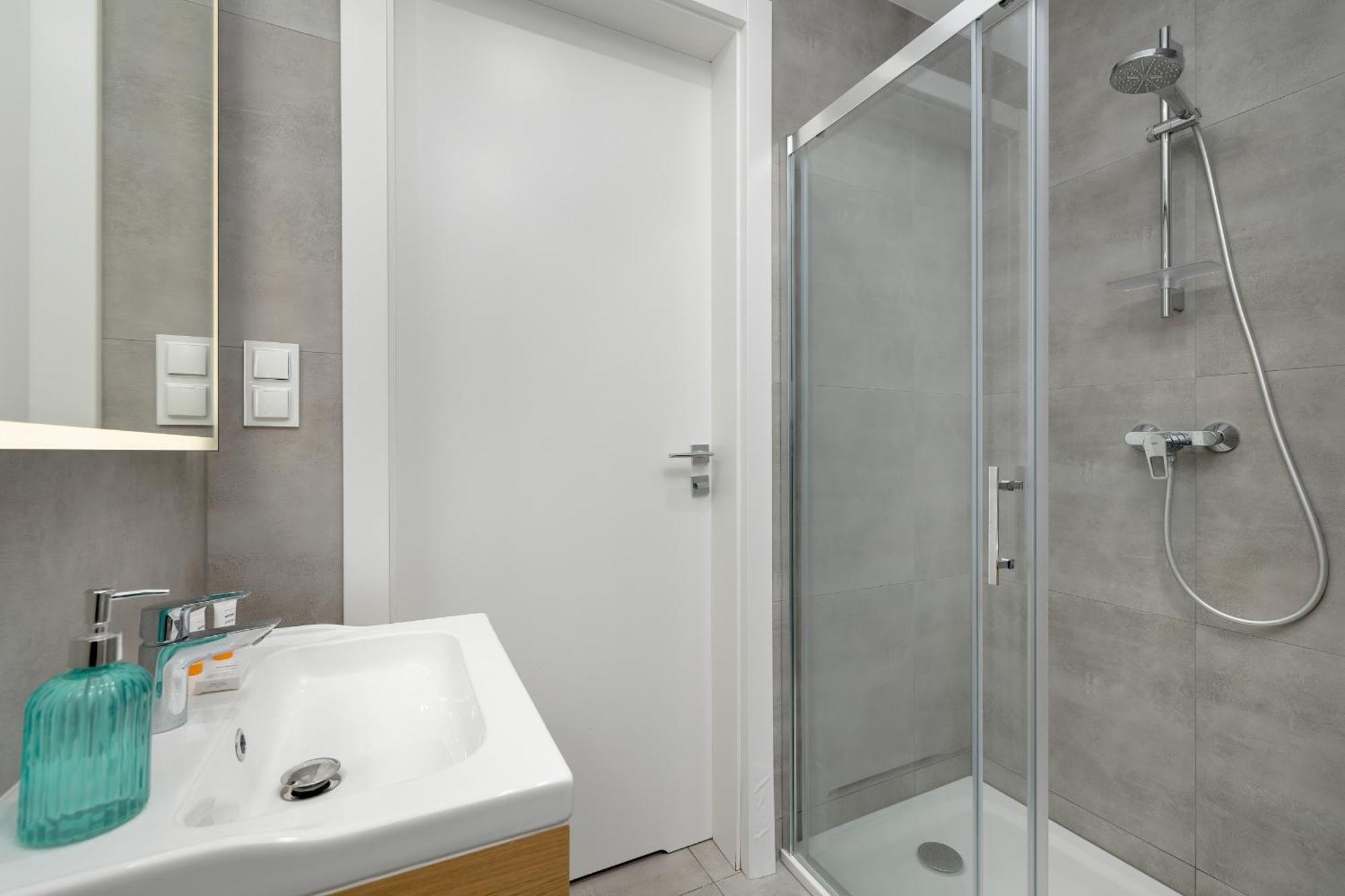 Modern With Balcony And Parking By Renters Apartment