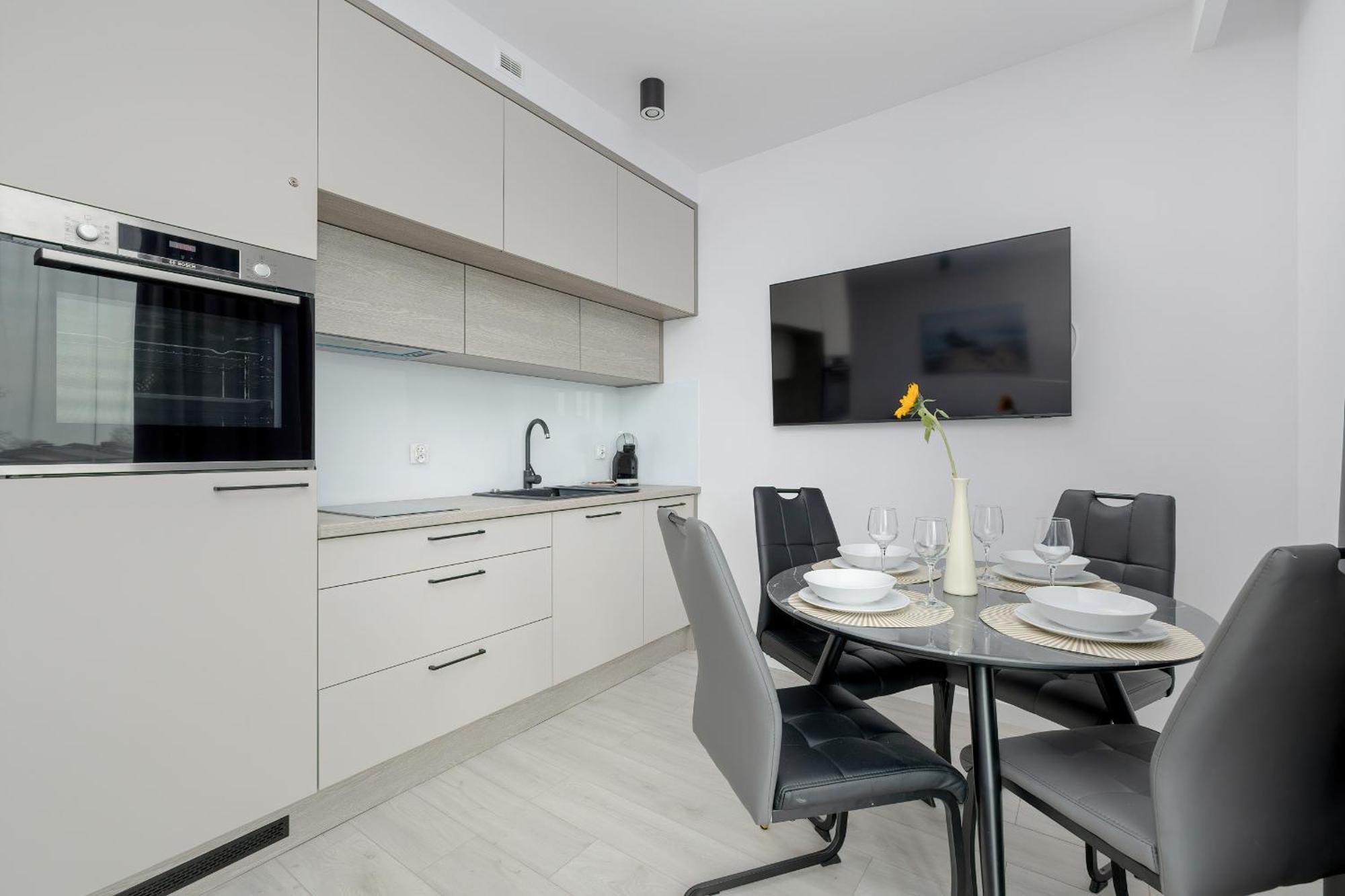 Modern With Balcony And Parking By Renters Apartment