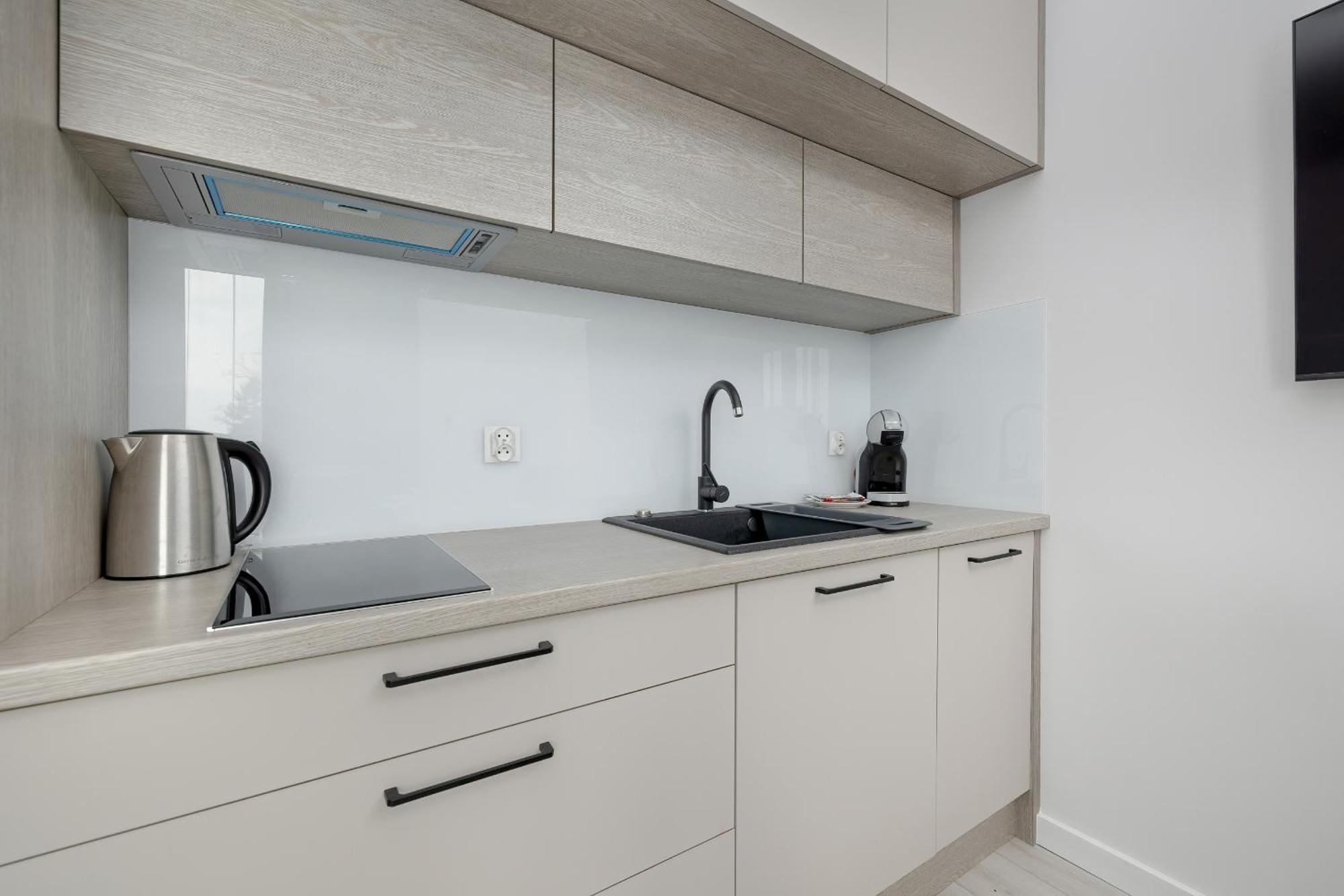 Modern With Balcony And Parking By Renters