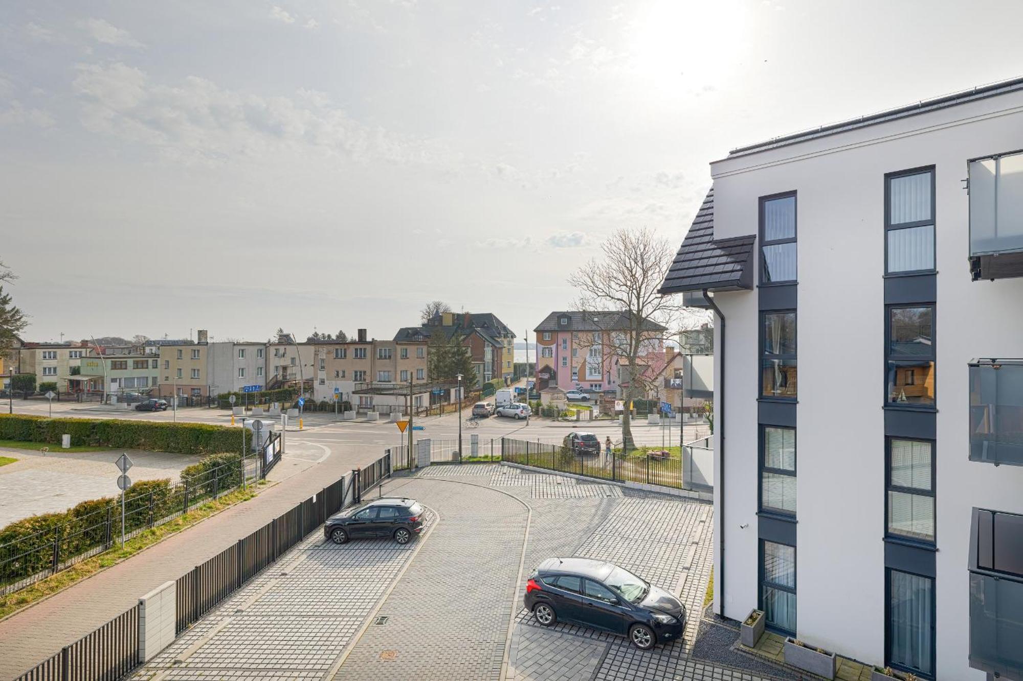 Modern With Balcony And Parking By Renters *