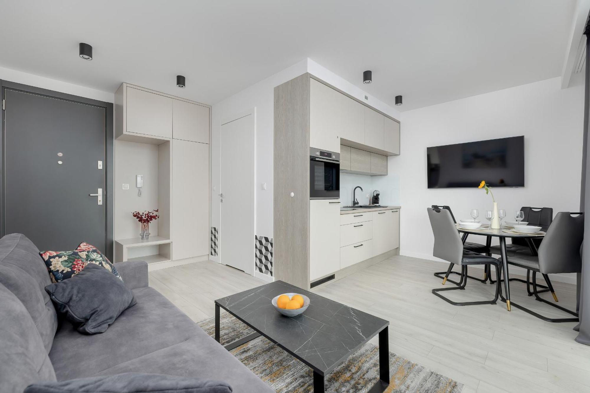 Modern With Balcony And Parking By Renters